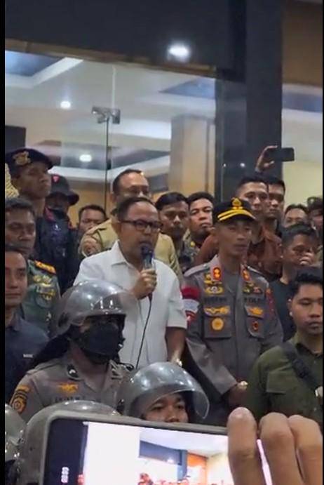 Wakil Bupati Bone, Andi Akmal Pasluddin, menemui demonstran penolak kenaikan PBB, Kamis (14/8/2025). Dok. IDN Times