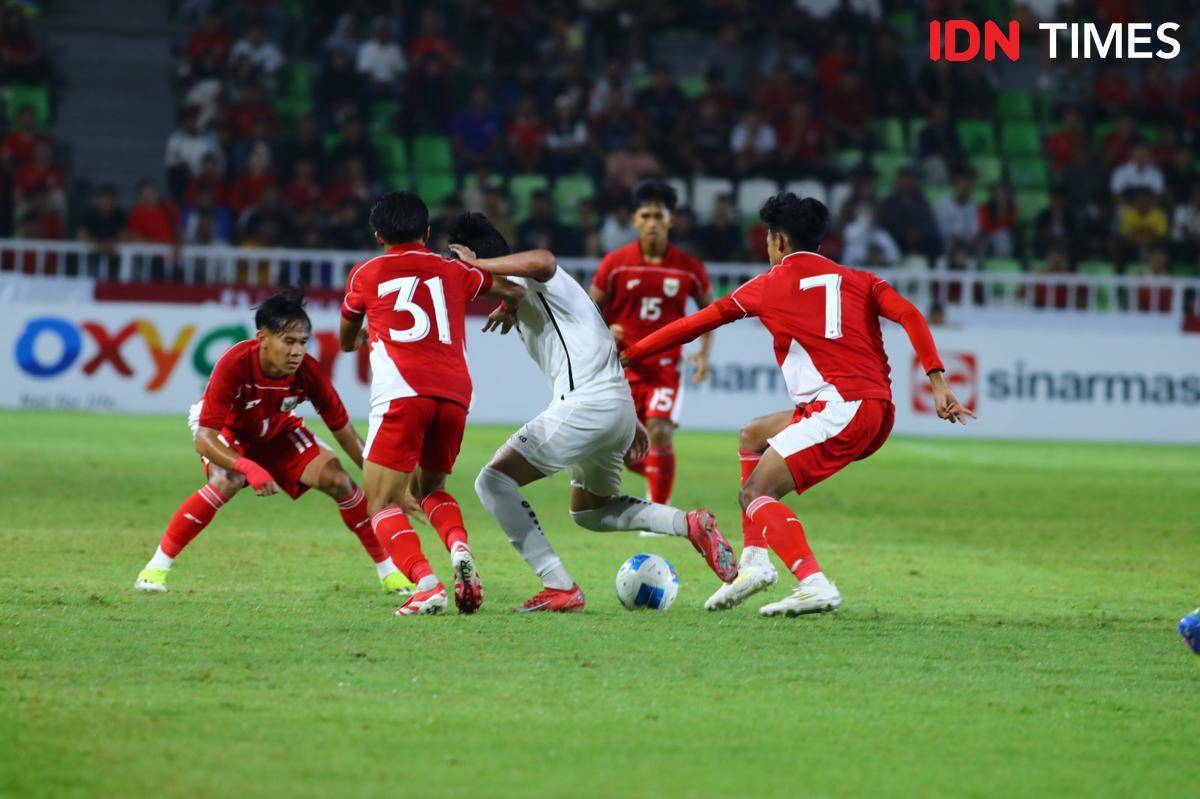 Duel timnas Indonesia U-17 kontra Uzbekistan di Stadion Utama Sumut, Jumat (15/8/2025) (IDN Times/Doni Hermawan)