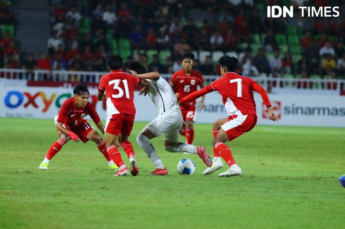 Duel timnas Indonesia U-17 kontra Uzbekistan di Stadion Utama Sumut, Jumat (15/8/2025) (IDN Times/Doni Hermawan)