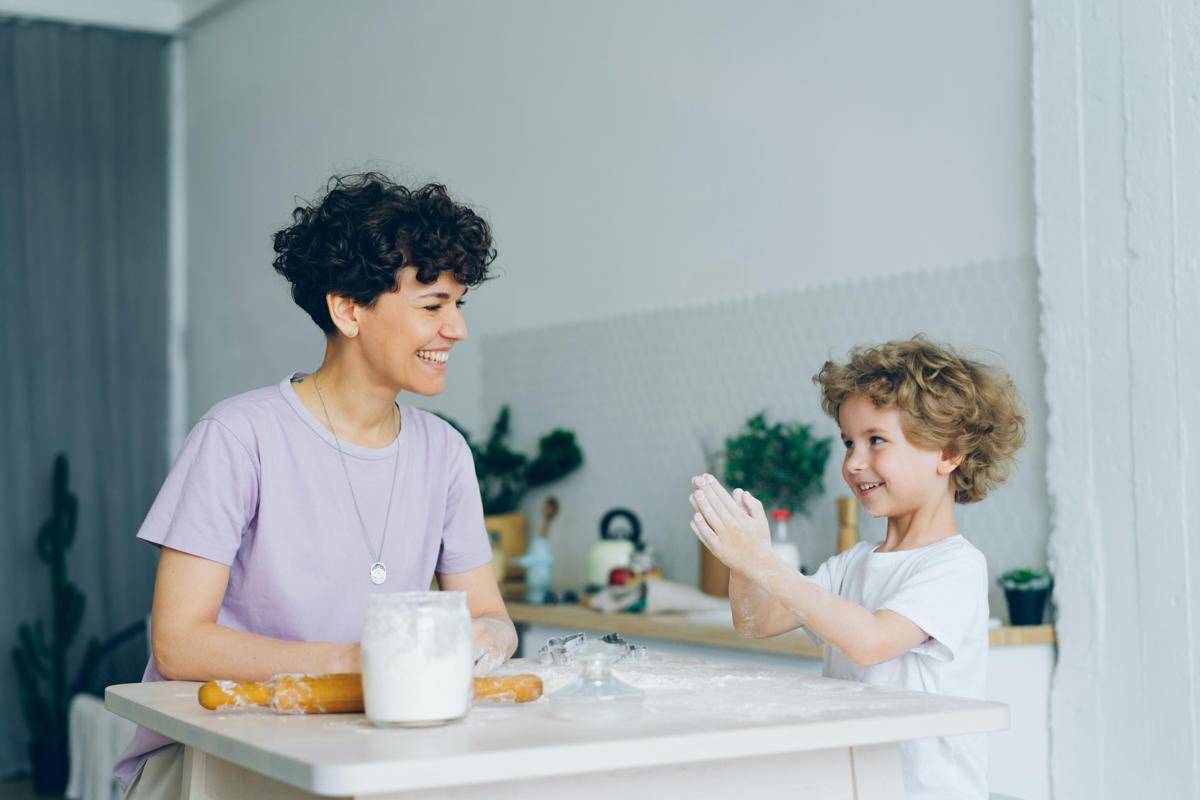 ilustrasi percakapan orang tua dengan anak (unsplash.com/Vitaly Garief)