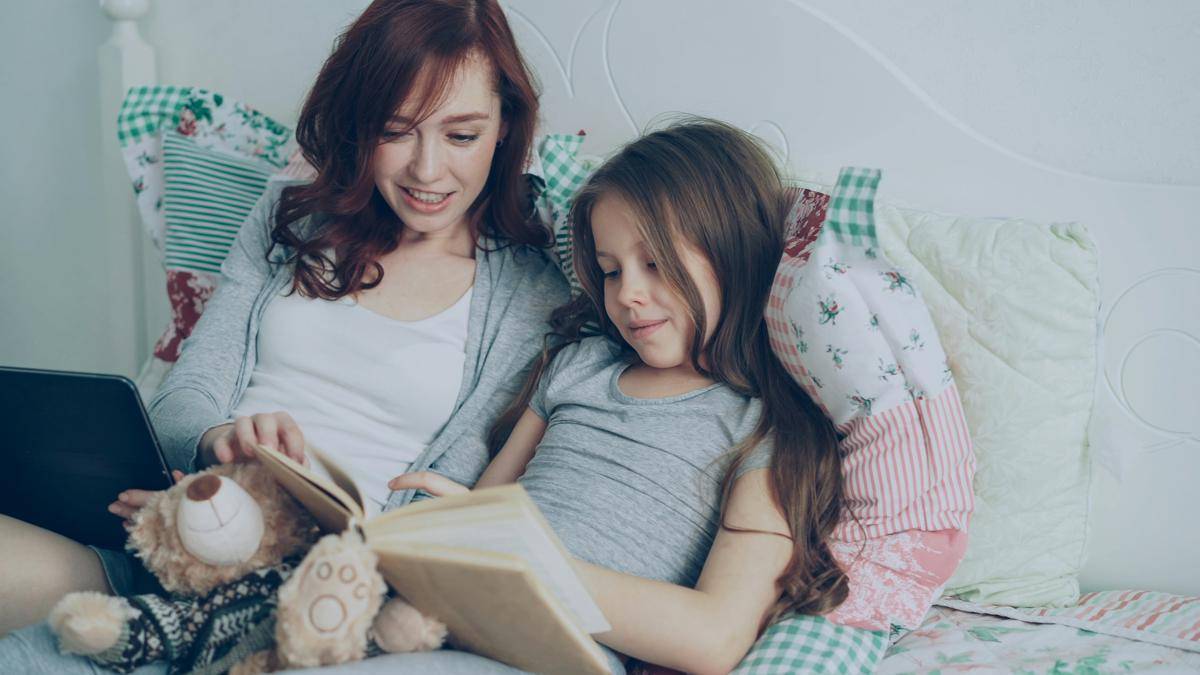 ilustrasi percakapan orang tua dengan anak (unsplash.com/Vitaly Garief)