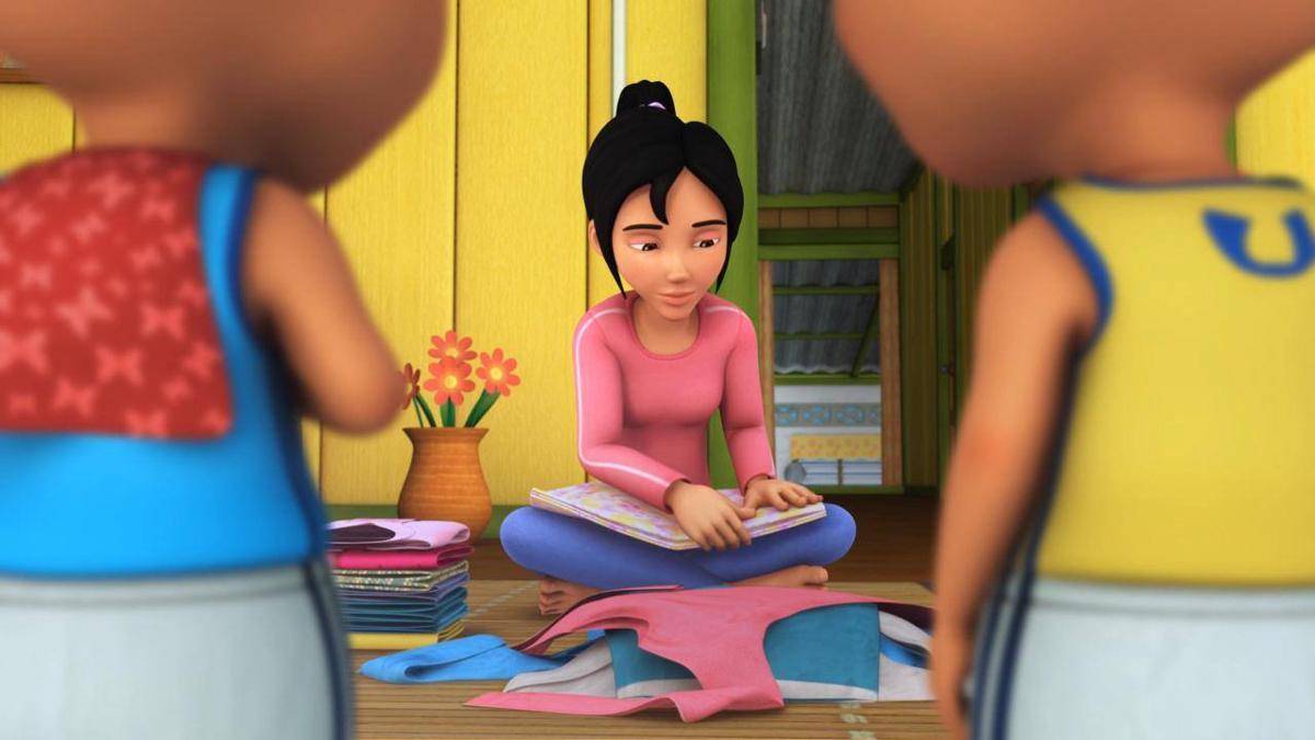 Kak Ros sibuk melipat pakaian