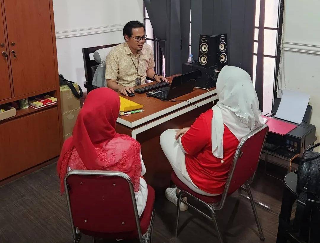 Penyidik Polres Muba saat memeriksa saksi terkait kasus intimidasi dokter Syahpri. (Dok. Polres Muba)