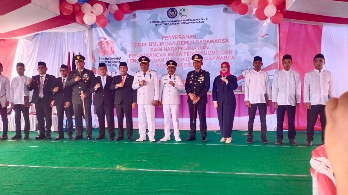 Bupati Muba H M Toha ketika menyerahkan remisi kepada sejumlah warga binaan di Lapas Sekayu, Minggu (17/8/2025). (Dok. Istimewa)