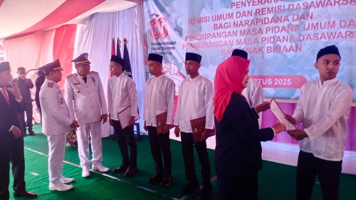 Bupati Muba H M Toha ketika menyerahkan remisi kepada sejumlah warga binaan di Lapas Sekayu, Minggu (18/8/2025). (Dok. Istimewa)