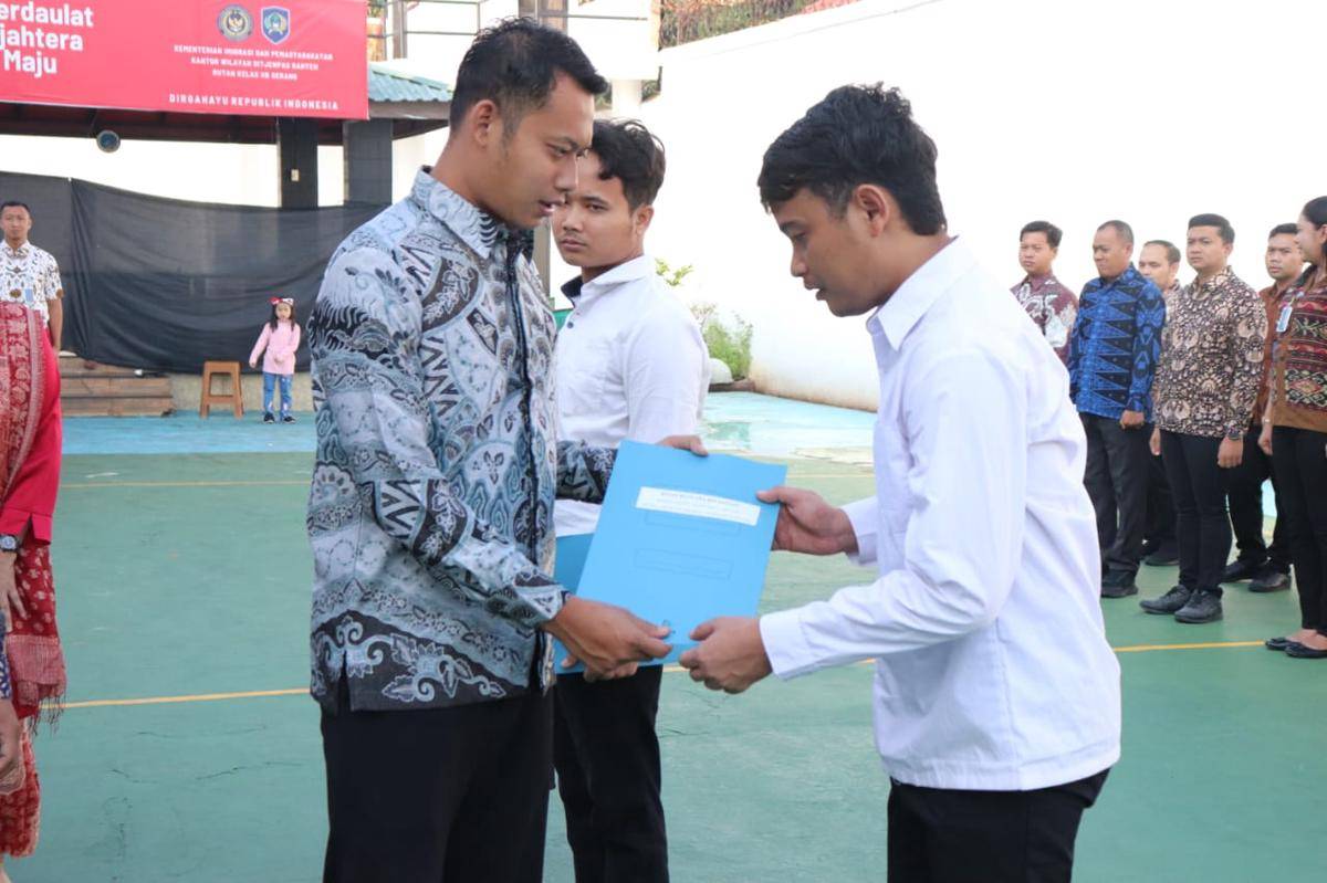 Proses pemberian berkas remisi oleh Kasubsi Pelayanan Tahanan Rutan Serang, Chika Panji Ardiansyah (Dok. Istimewa)