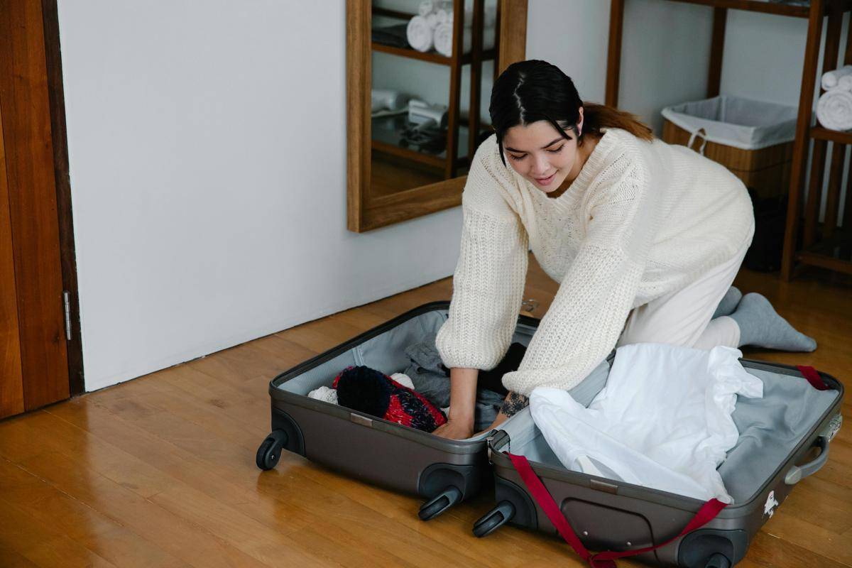 ilustrasi packing pakaian linen