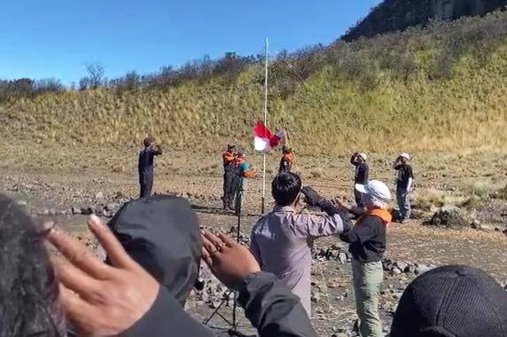 Suasana upacara bendera 17 Agustus di gunung lawu. IDN Times/Istimewa.