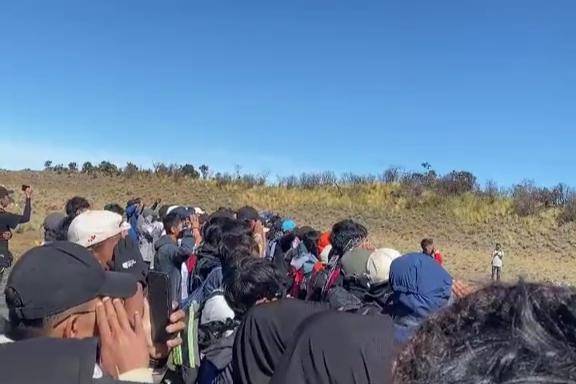 Suasana upacara bendera 17 Agustus di gunung lawu. IDN Times/Istimewa.