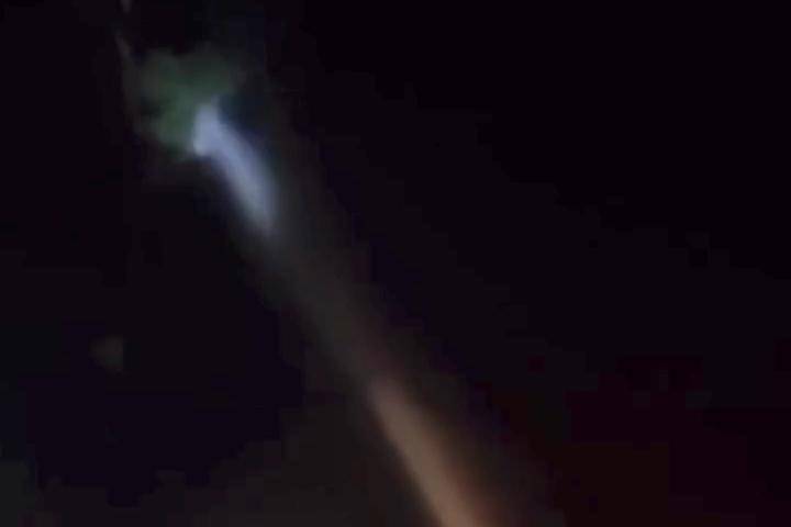 Tangkapan layar vidio viral Damkar Ngawi semprot pocong. IDN Times/Istimewa.