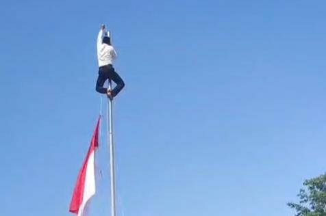 Tangkapan layar seorang pemuda di Ponorogo nekat panjat tiang setinggi 8 meter. IDN Times/Istimewa.