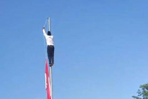 Tangkapan layar seorang pemuda di Ponorogo nekat panjat tiang setinggi 8 meter. IDN Times/Istimewa.