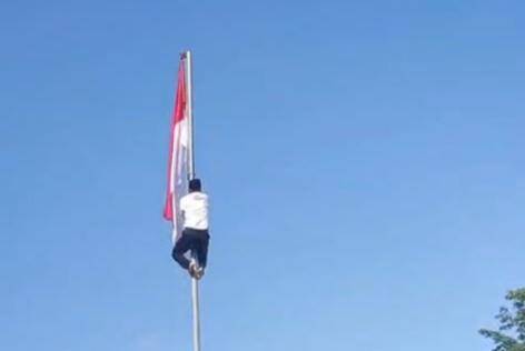 Tangkapan layar seorang pemuda di Ponorogo nekat panjat tiang setinggi 8 meter. IDN Times/Istimewa.