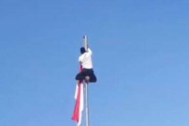 Tangkapan layar seorang pemuda di Ponorogo nekat panjat tiang setinggi 8 meter. IDN Times/Istimewa.
