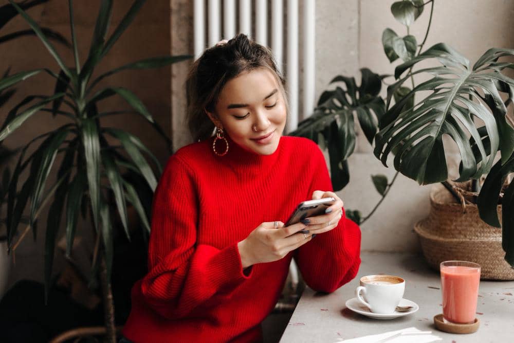 ilustrasi perempuan menggunakan dating apps