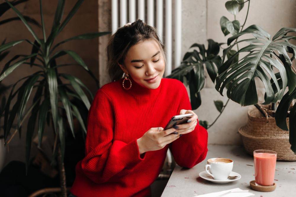ilustrasi perempuan menggunakan handphone (freepik.com/lookstudio)