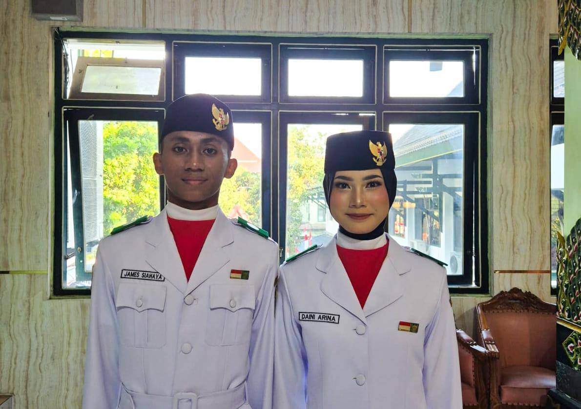 Anggota Paskibra Kota Yogyakarta, James Siahaya dan Daini Arina Safiy Defianti.