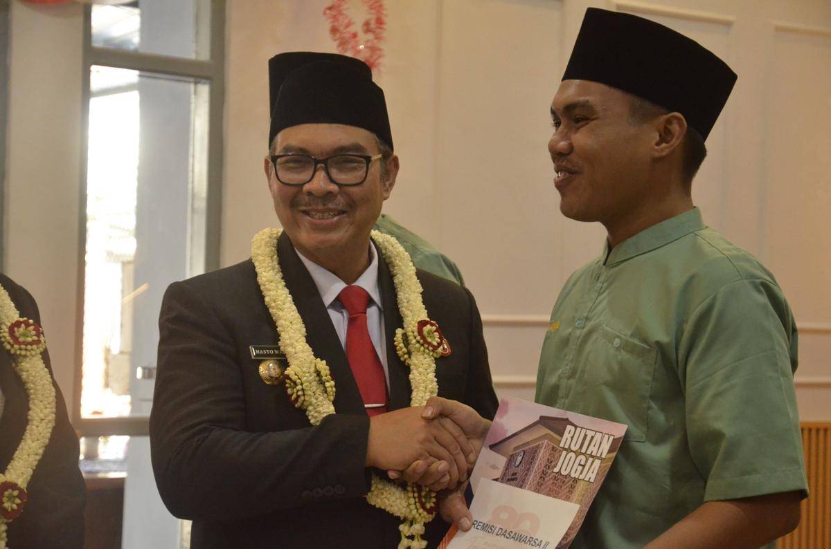 Wali Kota Yogyakarta, Hasto Wardoyo bersama salah satu warga binaan. (dok. Pemkot Yogyakarta)