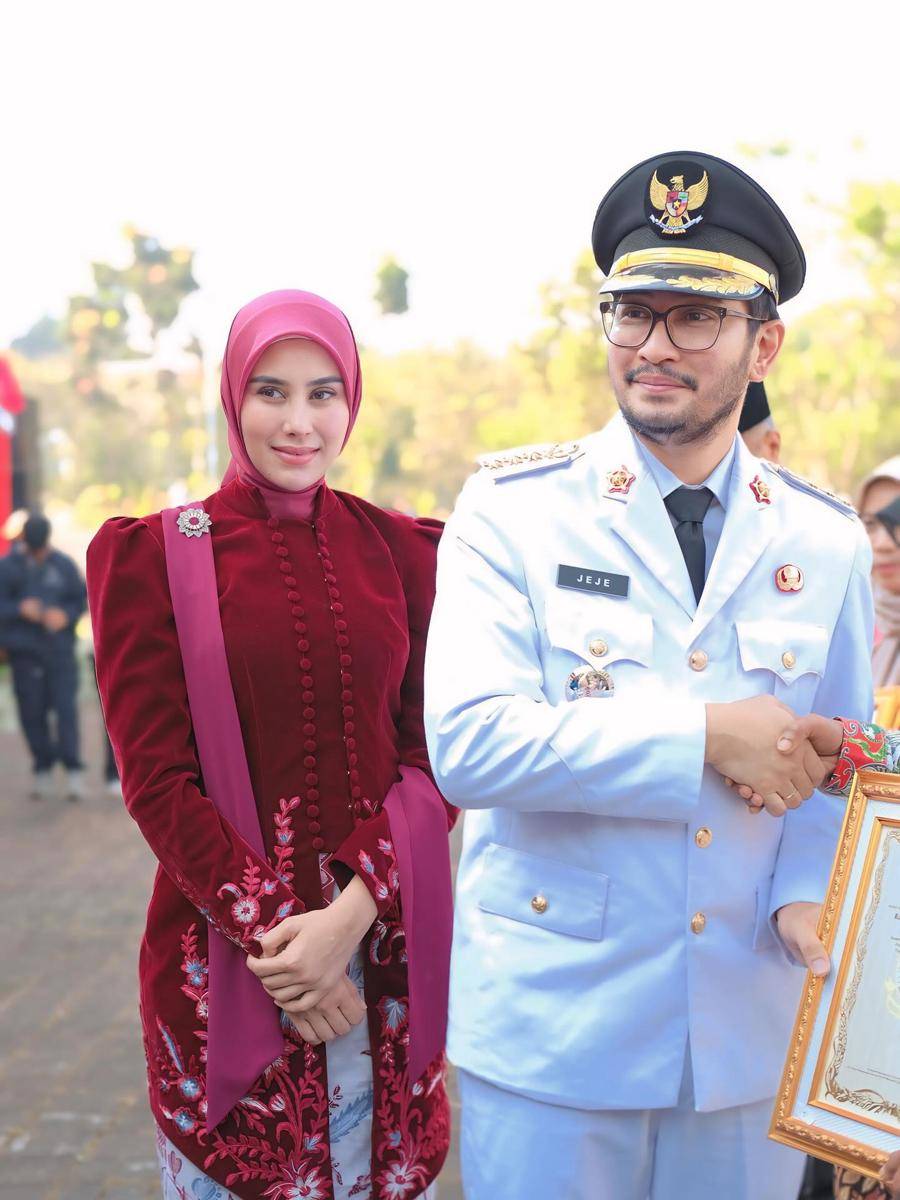 Syahnaz Dampingi Jeje Upacara 17 Agustus (Instagram.com/syahnazs)