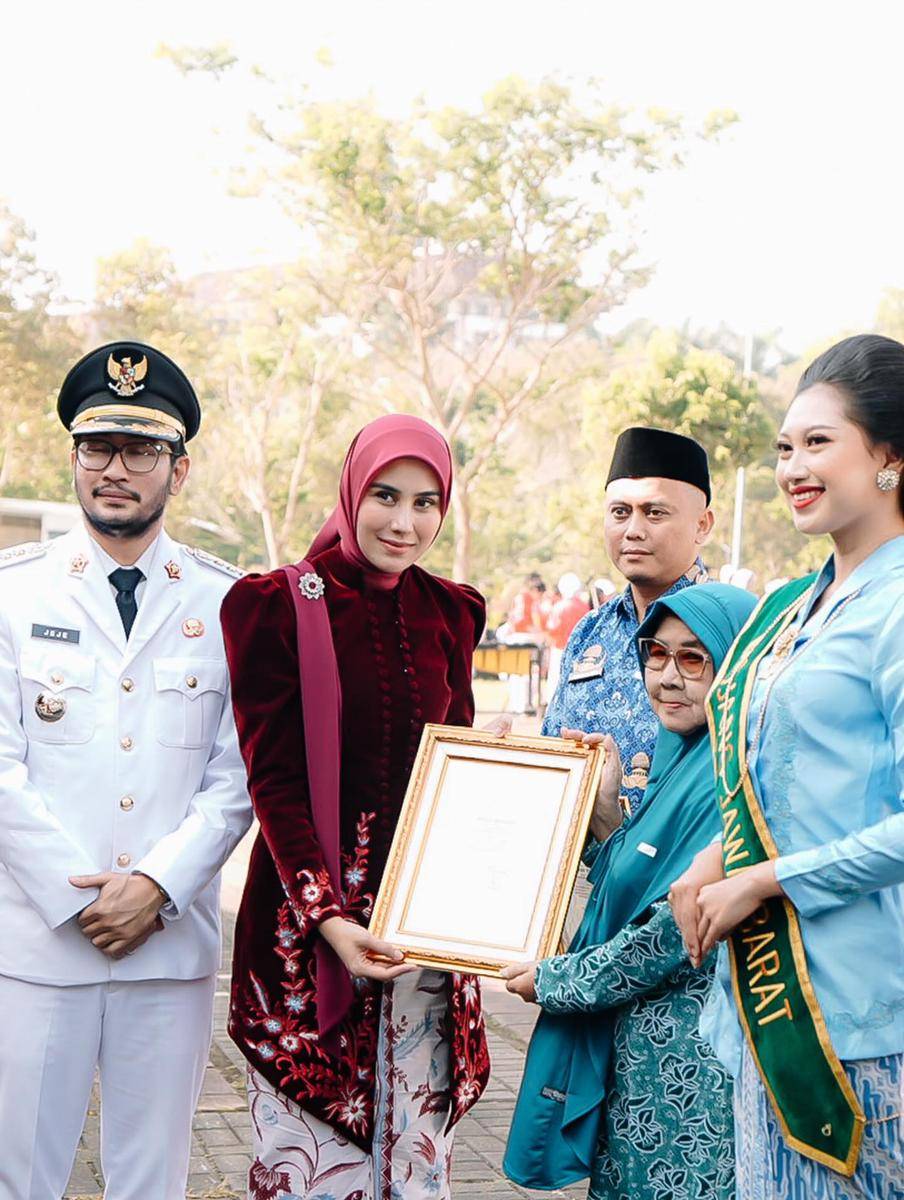 Syahnaz Dampingi Jeje Upacara 17 Agustus (Instagram.com/syahnazs)
