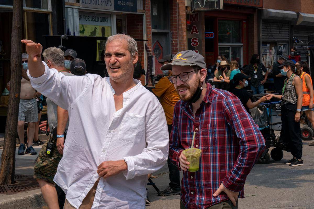 Joaquin Phoenix dan Ari Aster di Beau Is Afraid 
