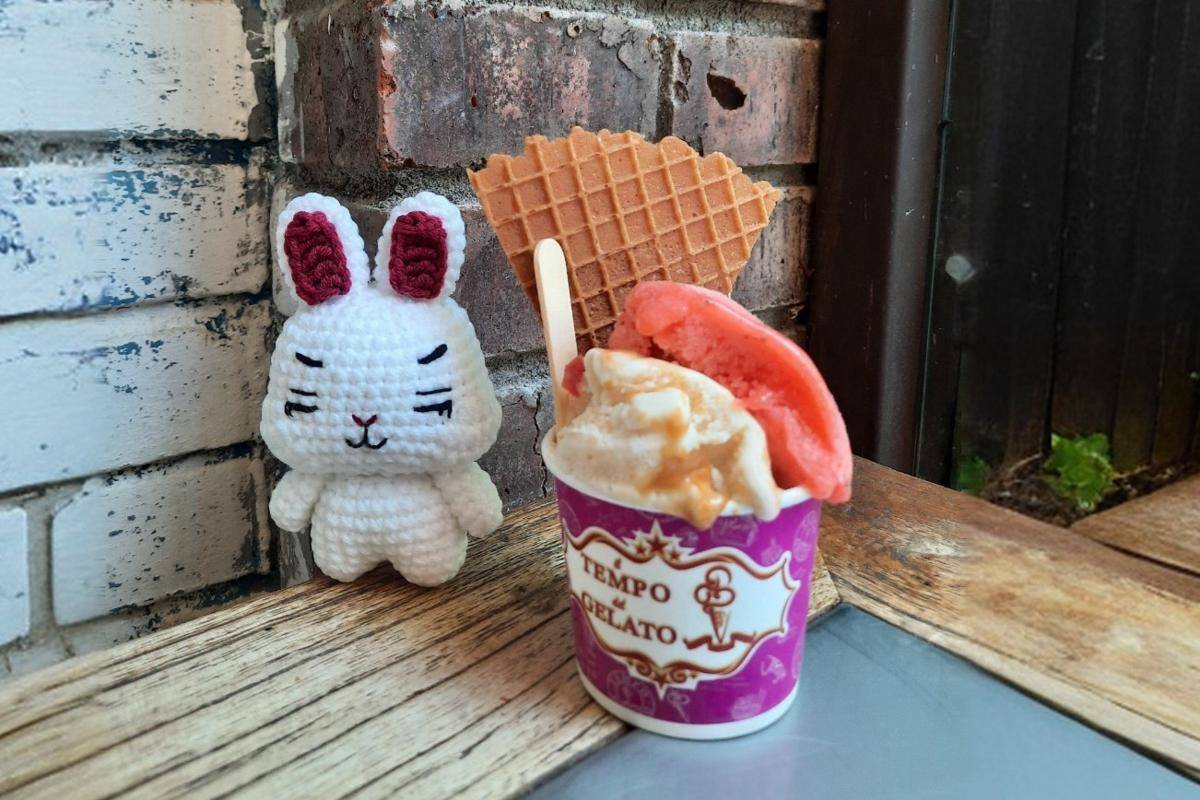 varian rasa stroberi dan caramel mix fruit Tempo Gelato (dok. pribadi/Fatma Roisatin N.)