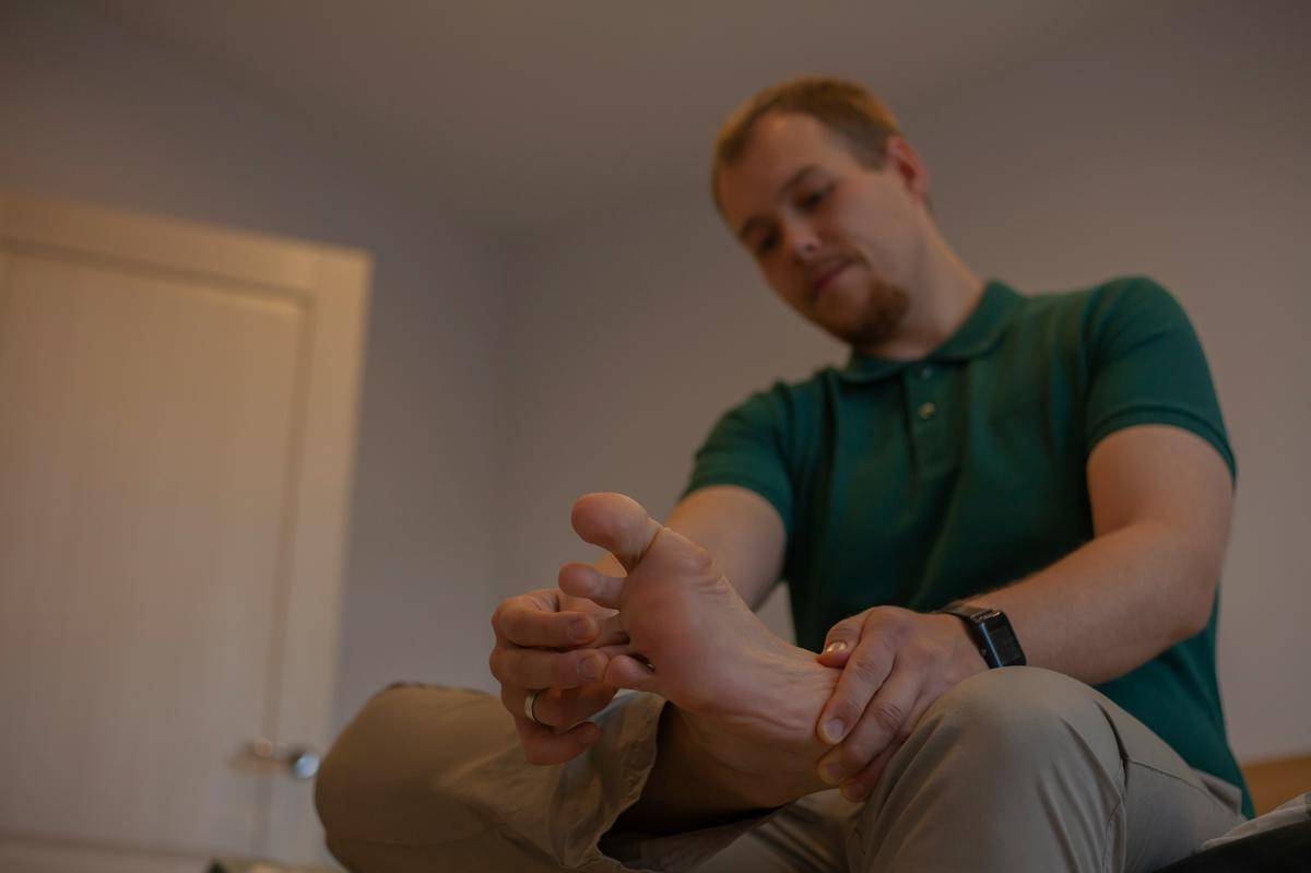 ilustrasi pria menyentuh kaki (unsplash.com/Alina Prokudina)