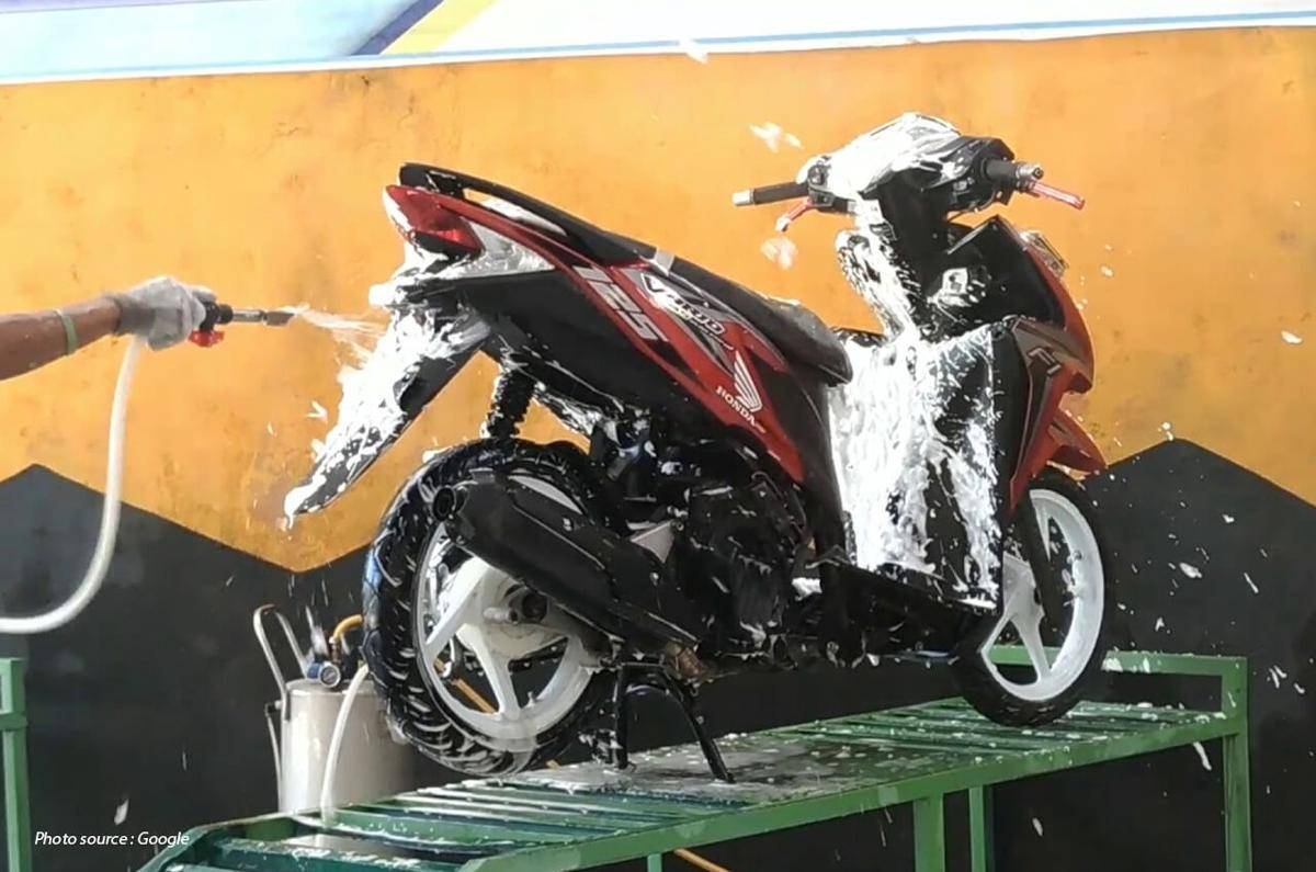 ilustrasi mencuci motor (wahanahonda.com)