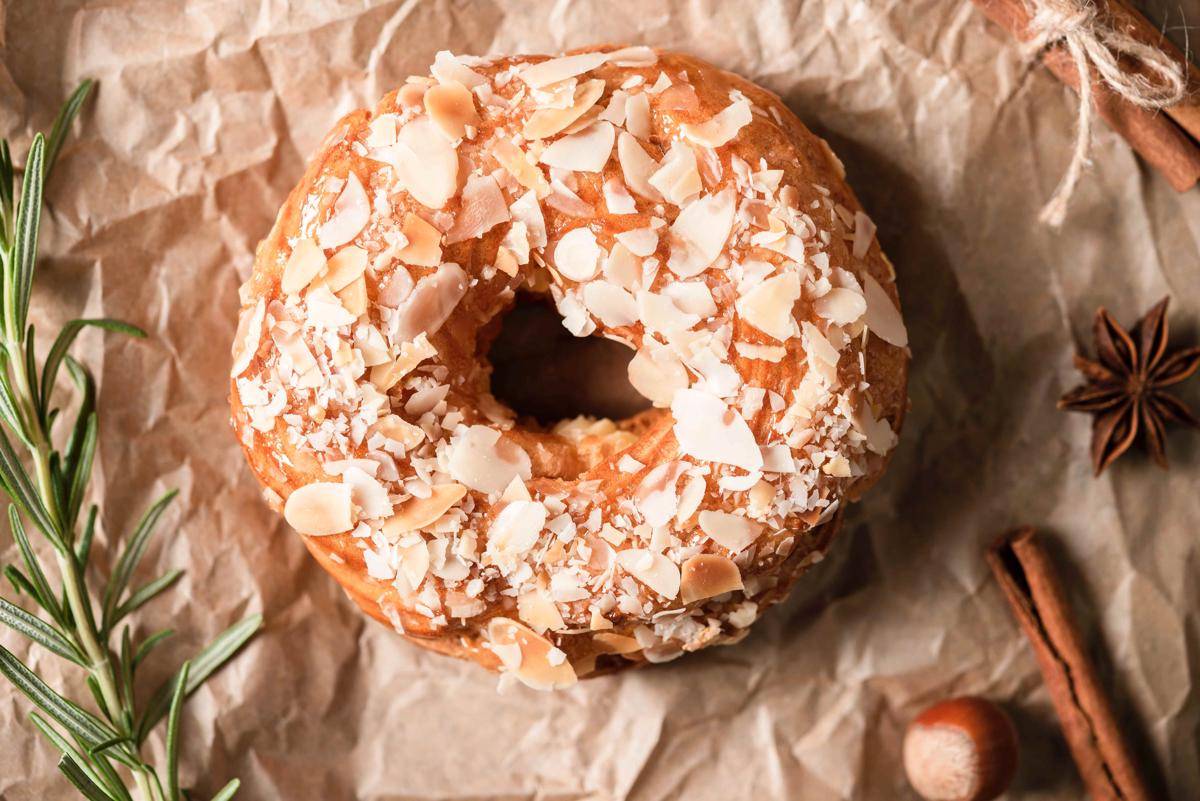 Ilustrasi Donat Caramel Almond (freepik.com/freepik)
