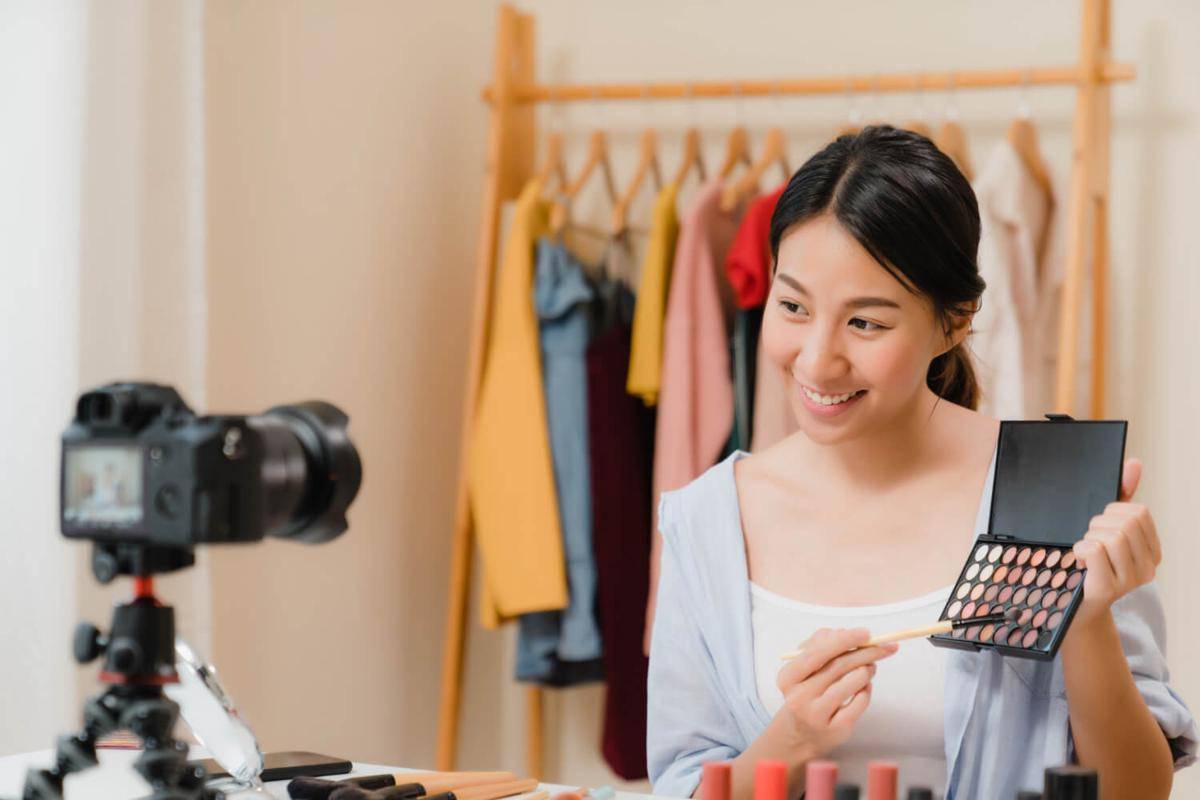 ilustrasi influencer atau content creator (freepik.com/tirachardz)