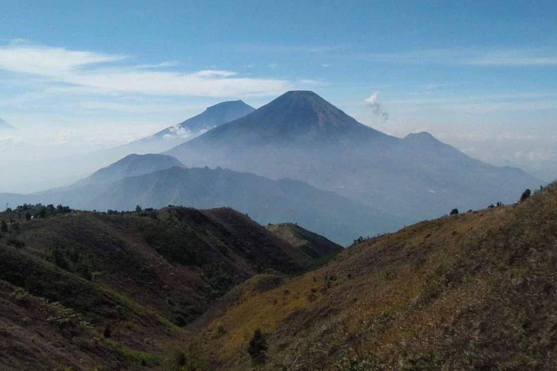 Gunung Sindoro dan Sumbing dari Gunung Prau (commons.wikimedia.org/Nur_Saputra_Aji_Pamungkas)