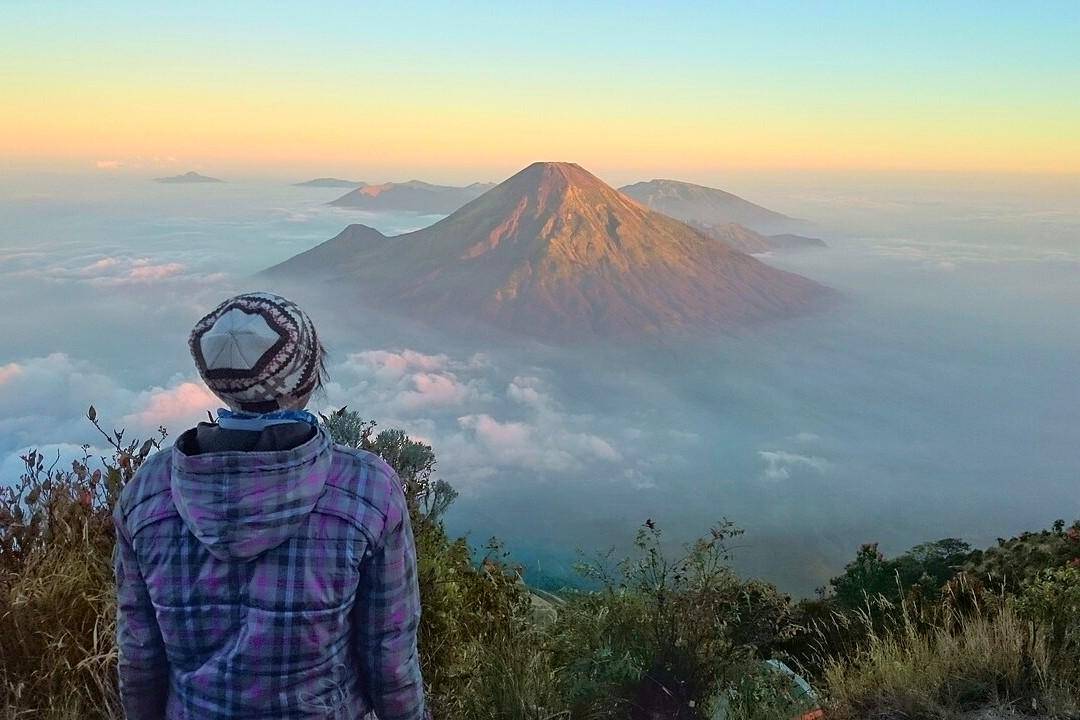 Gunung Sindoro dari puncak Gunung Sumbing (commons.wikimedia.org/Endah_both)
