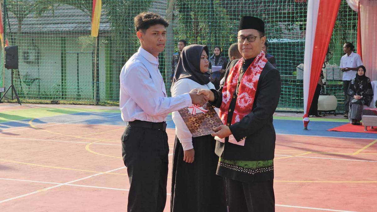 Narapidana Lapas Wonosari menerima remisi HUT Kemerdekaan RI ke-80.
