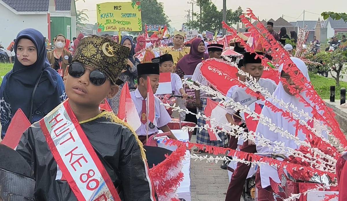 anak-anak SD berpartisipasi di karnaval Kampung Kolam (IDN Times/Eko Agus Herianto)