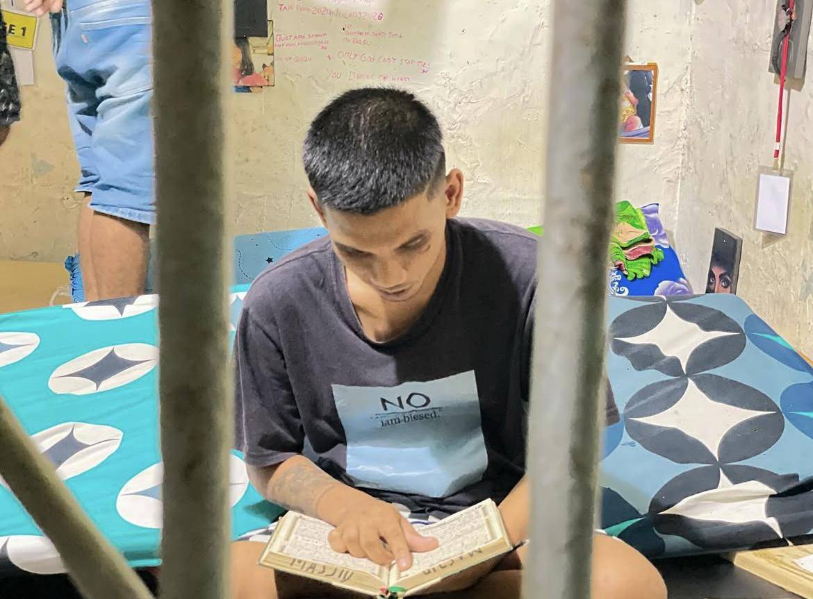 Narapidana di Lapas Kelas IIA Padang membaca al-quran saat ramadan