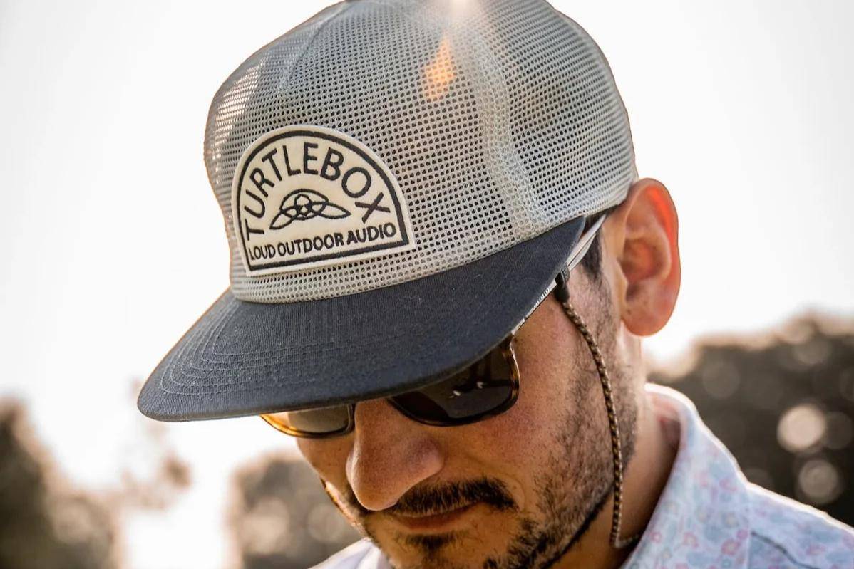 ilustrasi topi double mesh (turtleboxaudio.com)