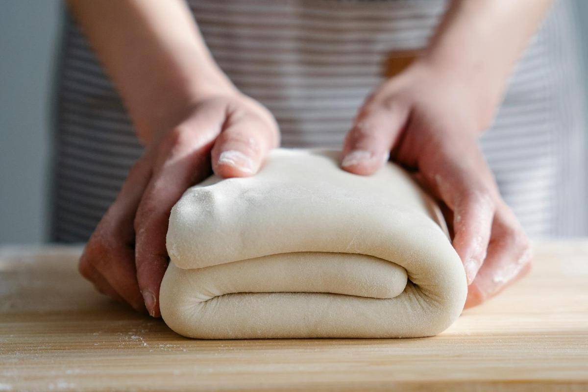 ilustrasi melipat adonan croissant (pexels.com/Felicity Tai)