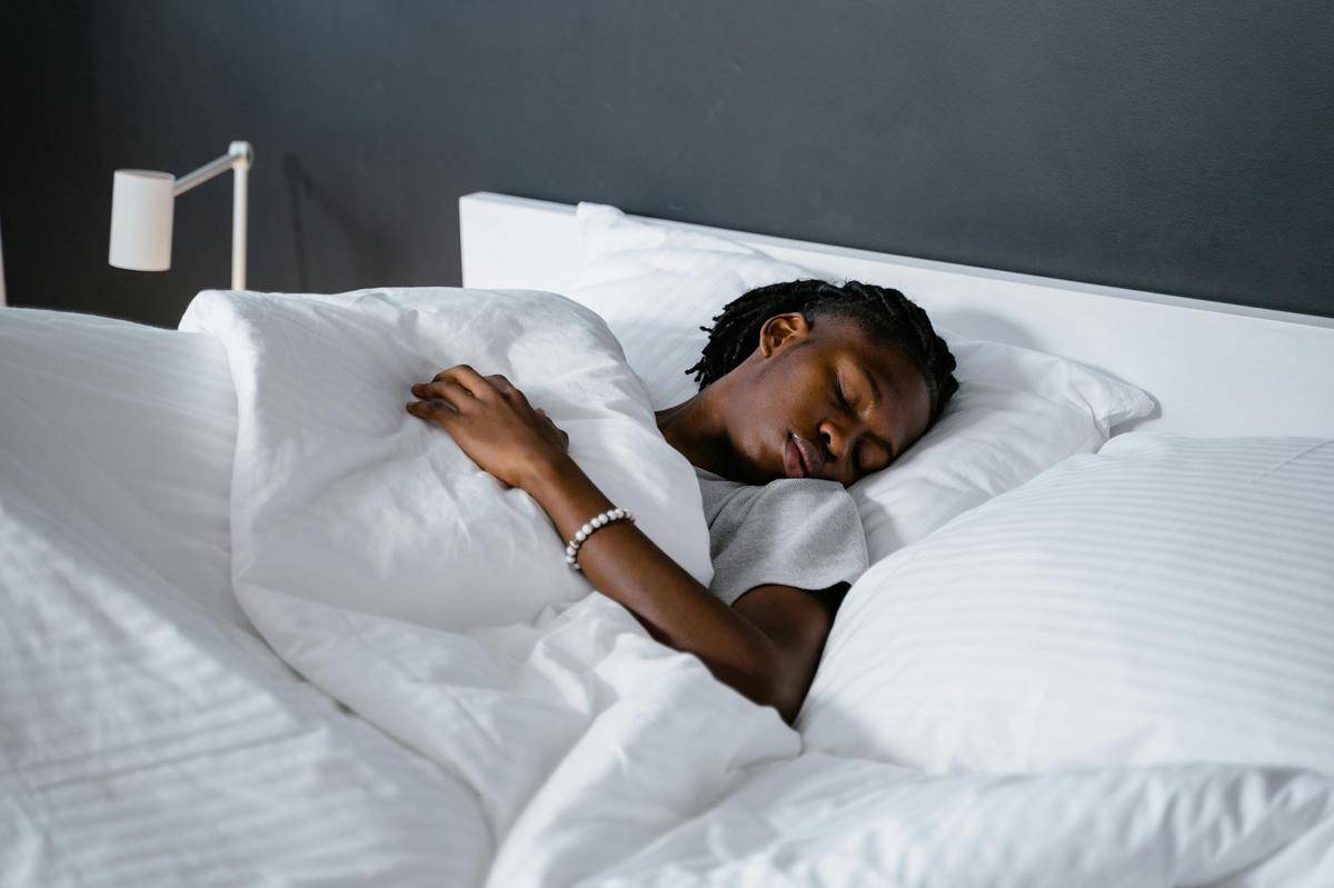 ilustrasi orang tidur (pexels.com/Mart Production)