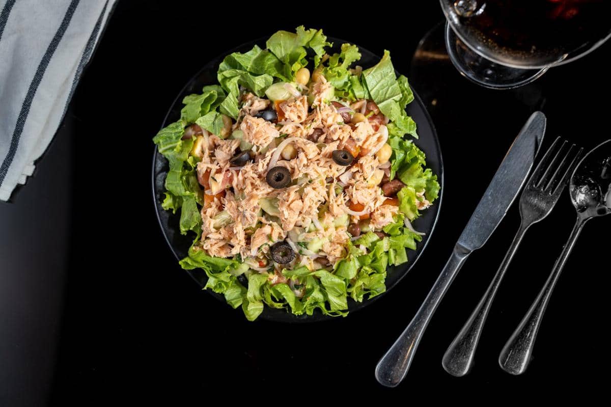 ilustrasi tuna salad