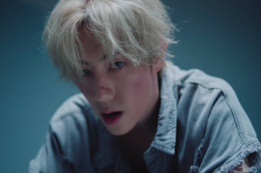 cuplikan video klip Hold Still Mark Tuan (via YouTube.com/Mark Tuan)