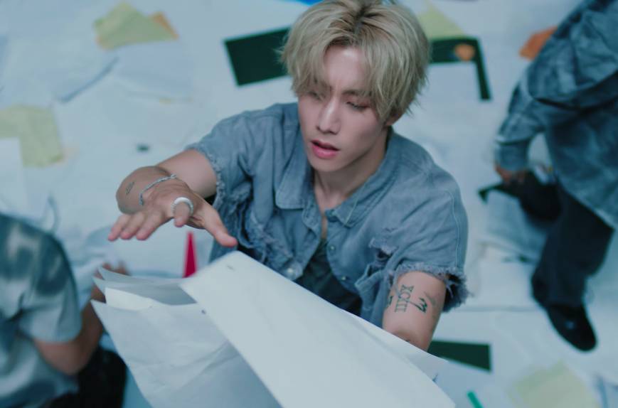 cuplikan video klip Hold Still Mark Tuan (via YouTube.com/Mark Tuan)