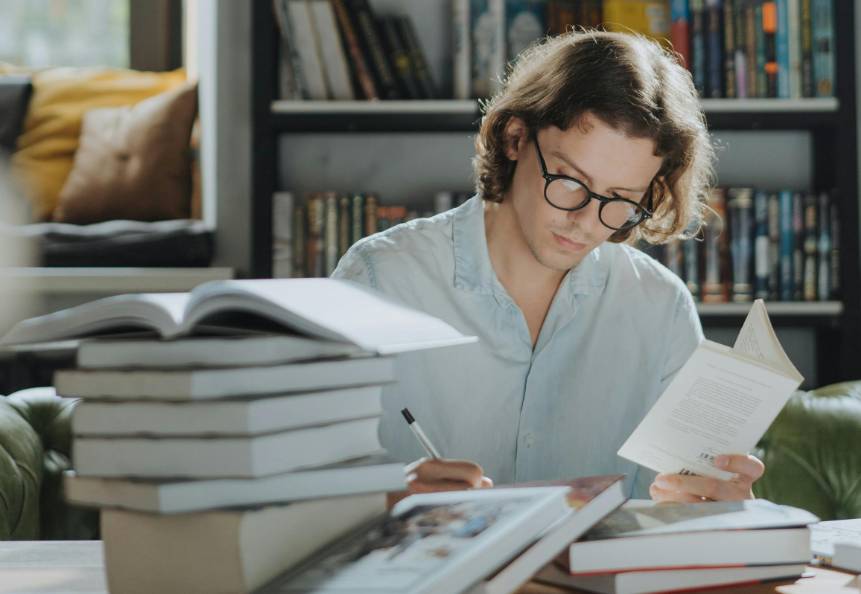 illustrasi pria membaca buku (pexels.com/cottonbro studio)