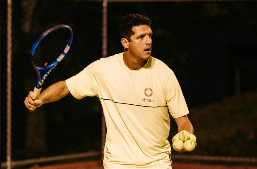 illustrasi tenis malam hari (pexels..com/Jonathan Borba)
