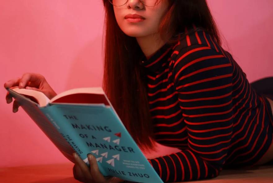 illustrasi membaca buku (pexels.com/John Ray Ebora)