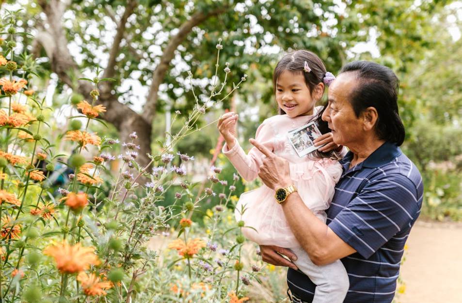 illustrasi anak dan orang tua di alam (pexels.com/RDNE Stock project)