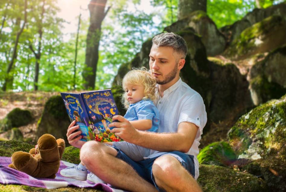illustrasi anak dan orang tua di alam (pexels.com/Andy Kuzma)