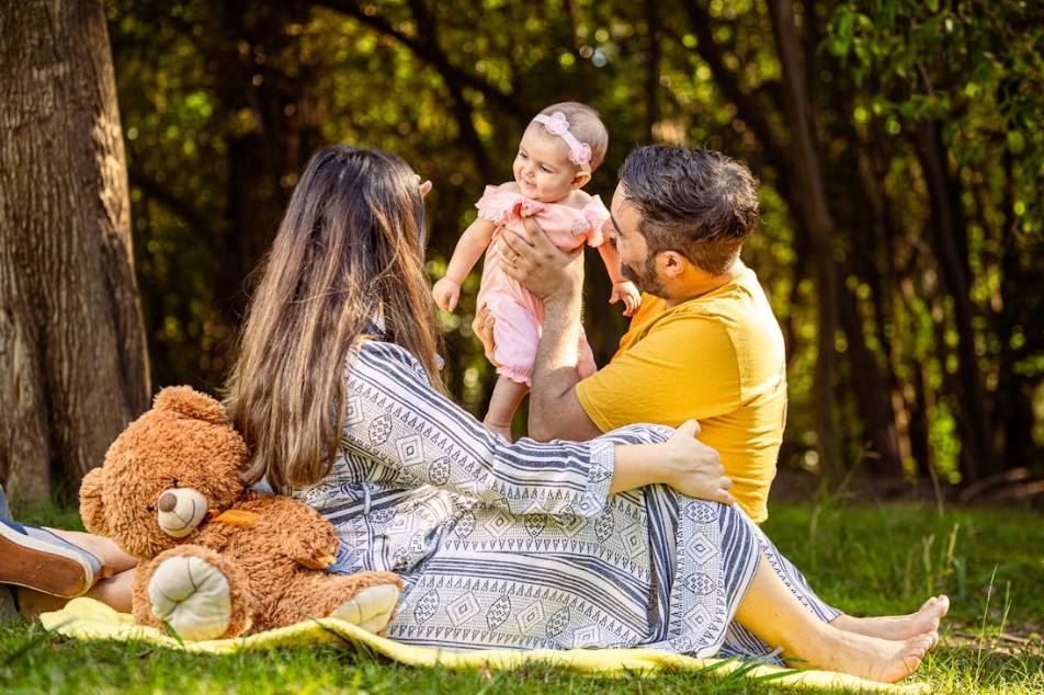 illustrasi anak dan orang tua di alam (pexels.com/Nano Erdozain)