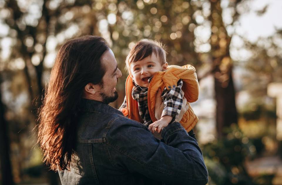 illustrasi orang tua dan anak bermain (pexels.com/Helena Lopes)