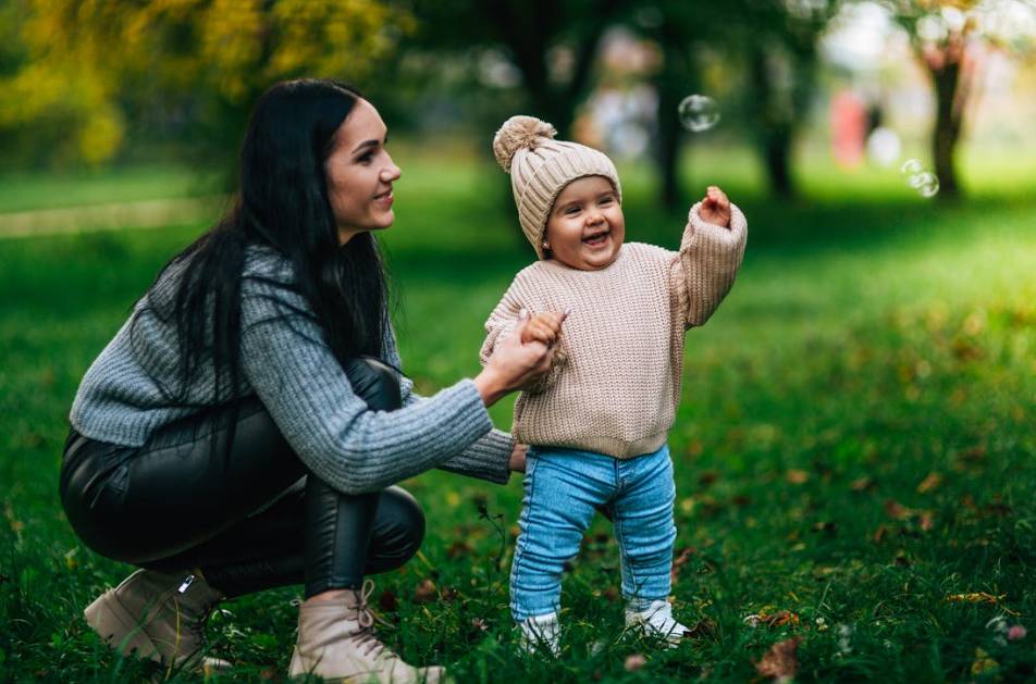 illustrasi orang tua dan anak bermain (pexels.com/Dima Sh)