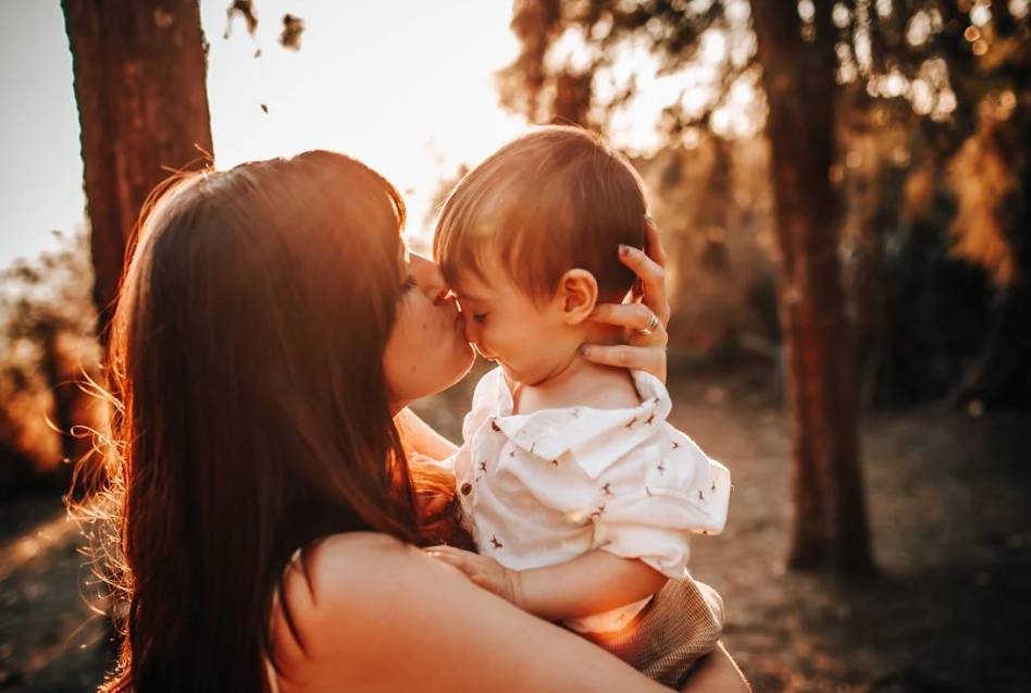 illustrasi orang tua dan anak bermain (pexels.com/Helena Lopes)